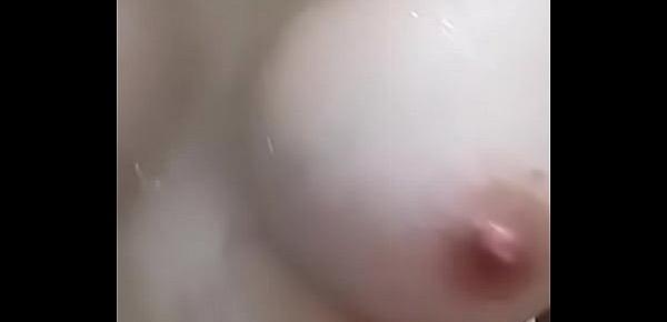  Stellinha de curitiba mostrando os peito com silicone no banho